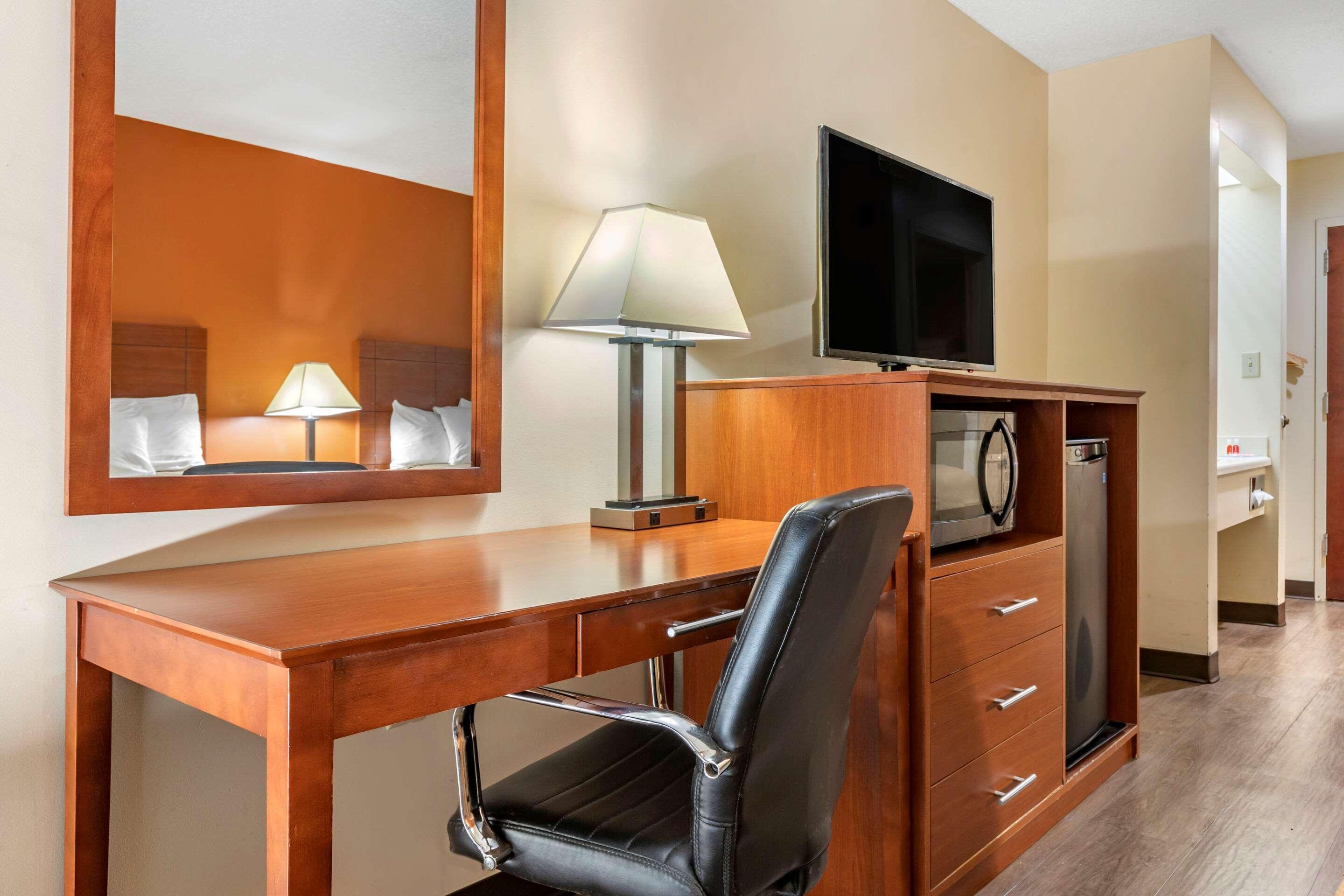 Econo Lodge St. Stephen Екстериор снимка
