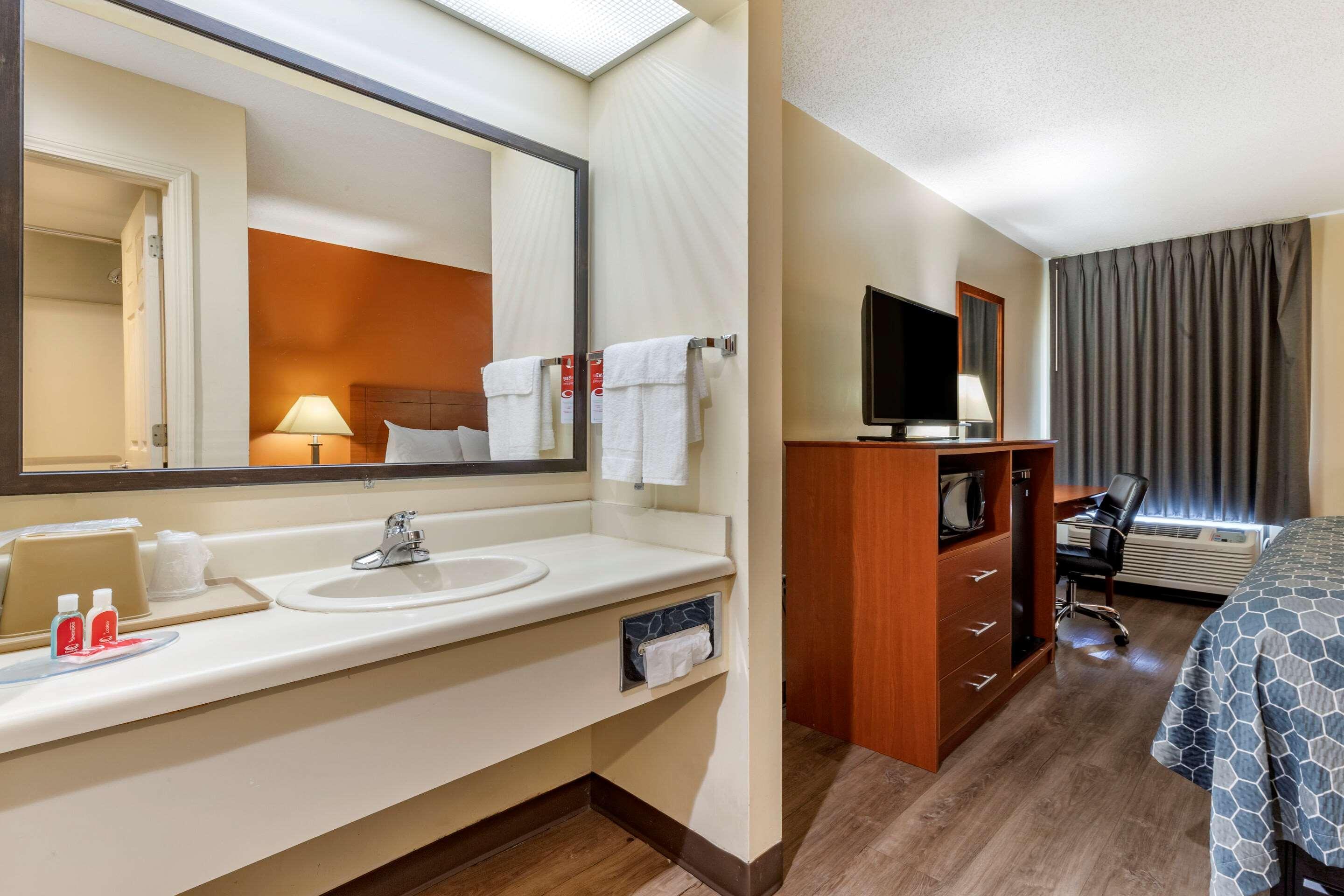 Econo Lodge St. Stephen Екстериор снимка