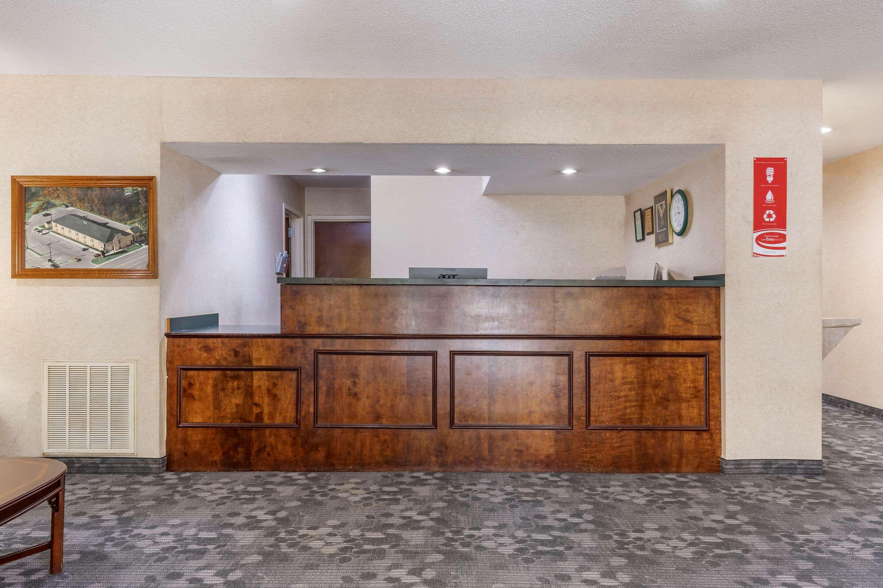 Econo Lodge St. Stephen Екстериор снимка