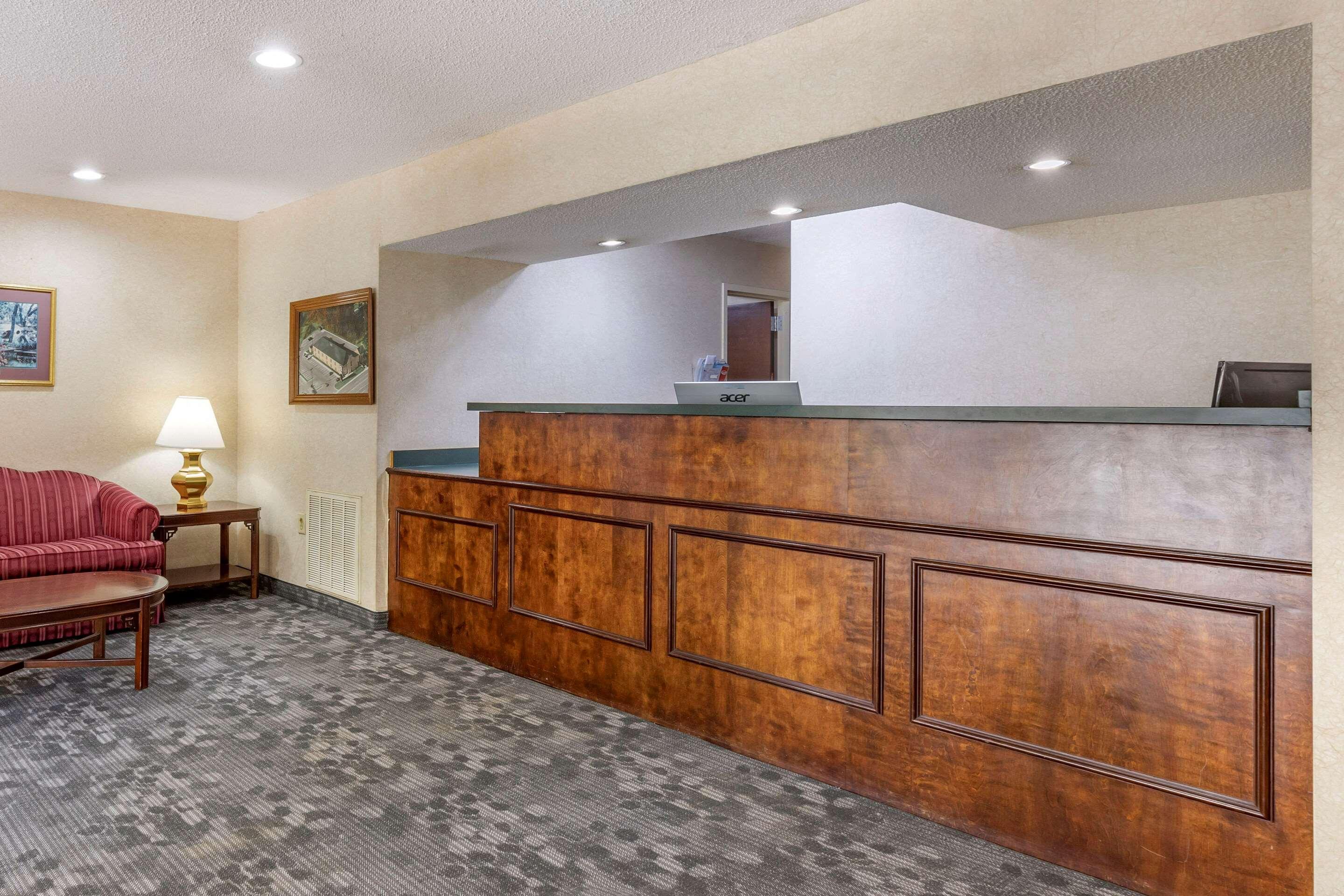 Econo Lodge St. Stephen Екстериор снимка