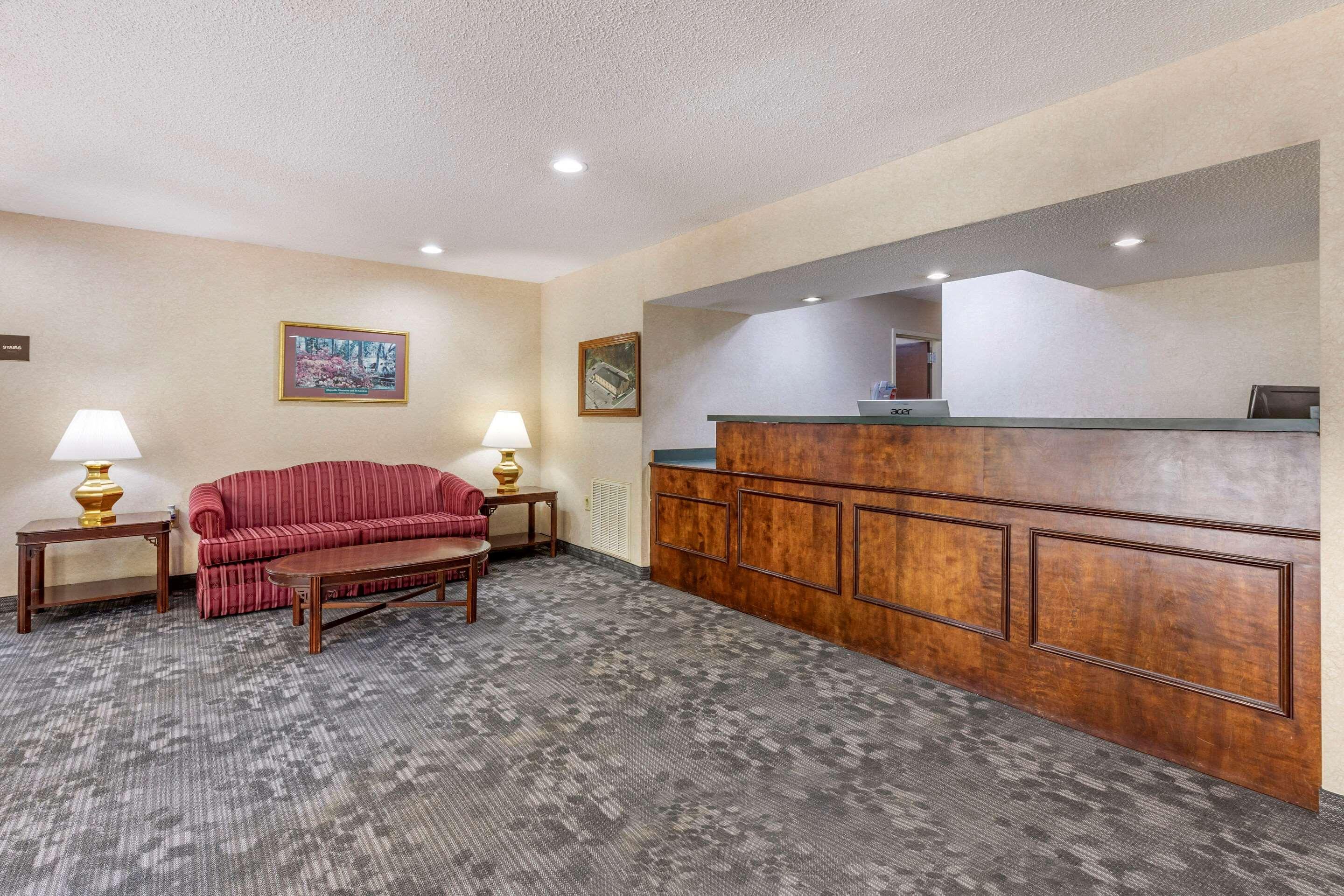 Econo Lodge St. Stephen Екстериор снимка