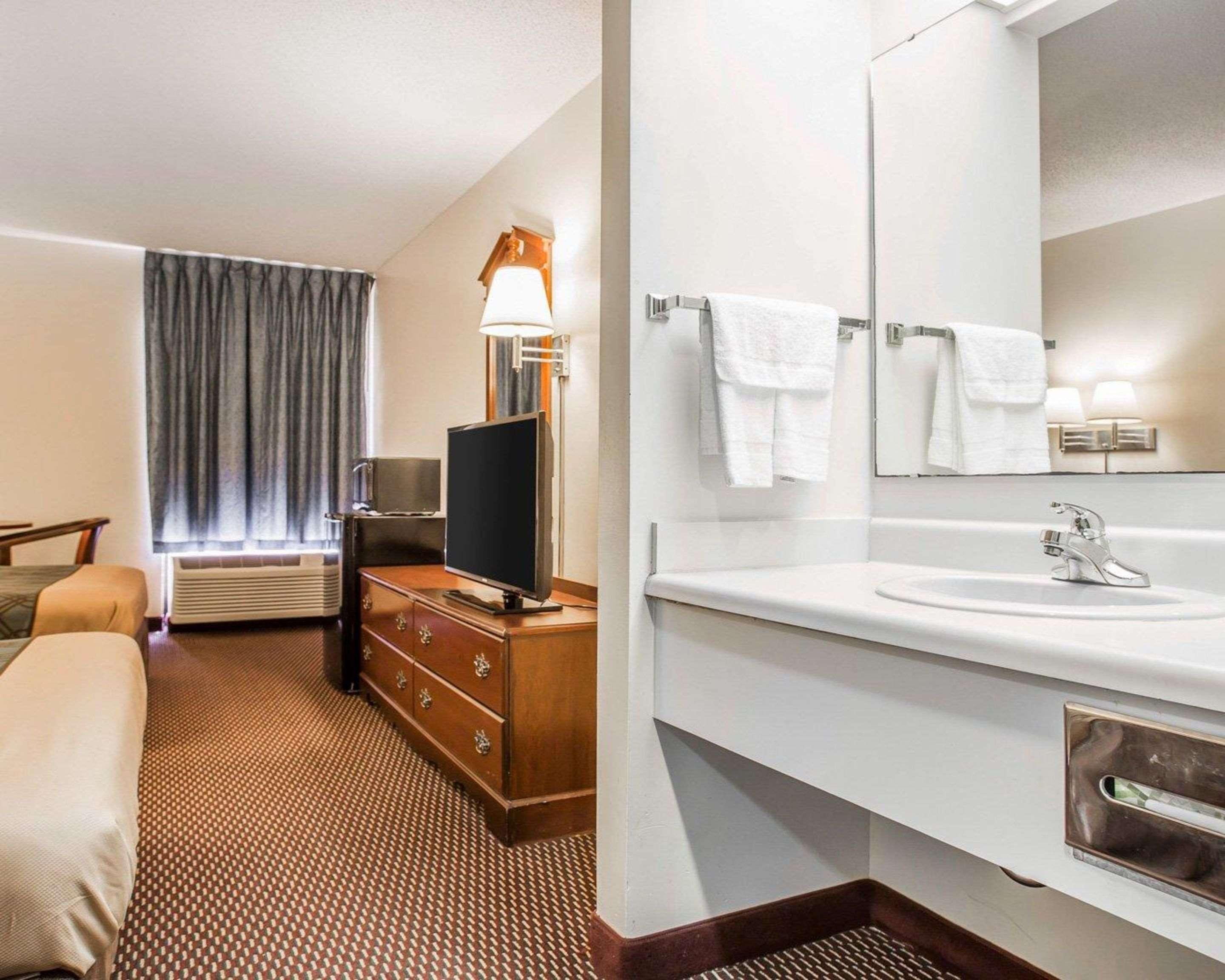 Econo Lodge St. Stephen Екстериор снимка