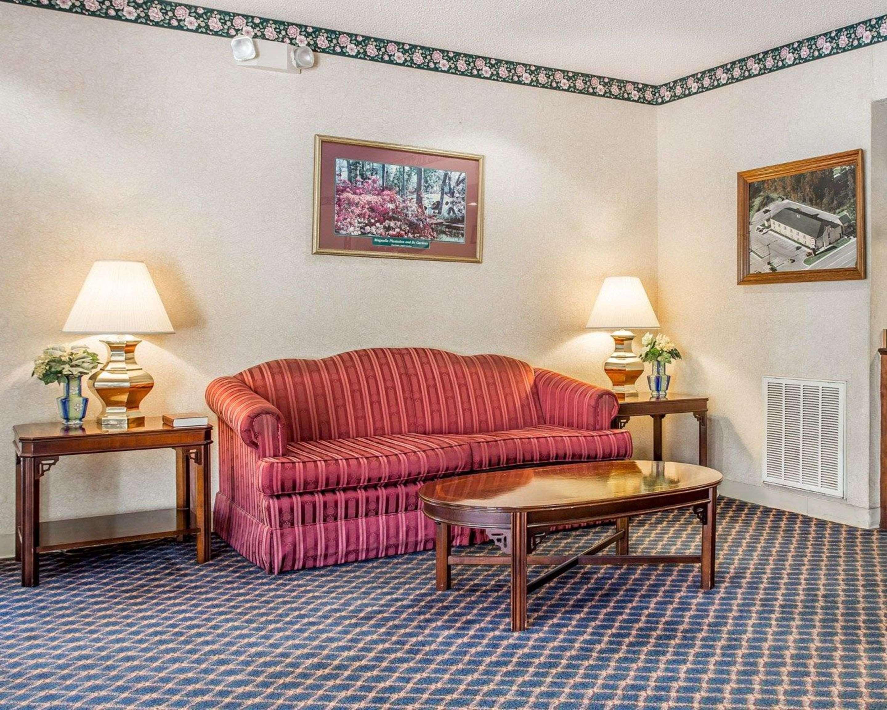 Econo Lodge St. Stephen Екстериор снимка