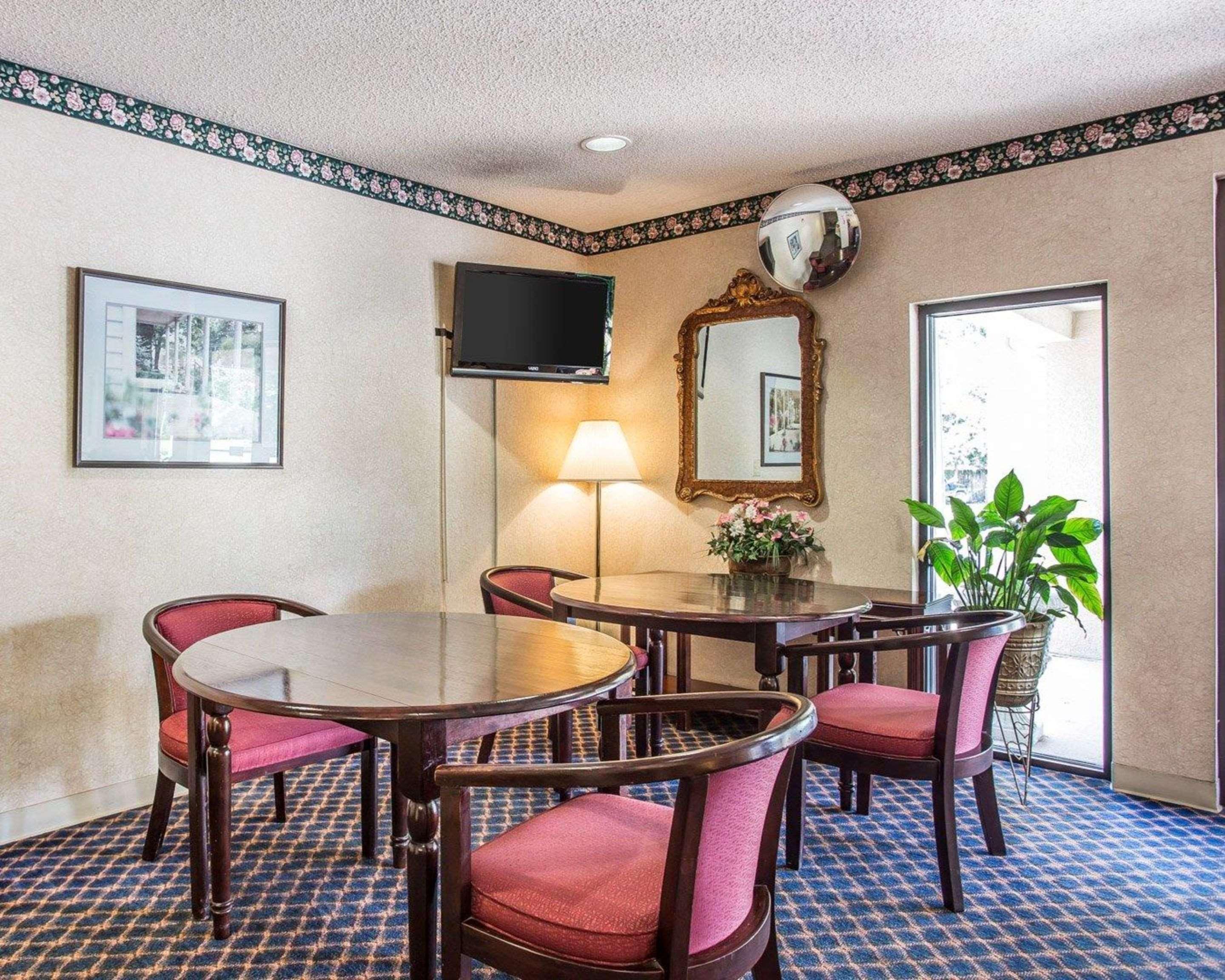 Econo Lodge St. Stephen Екстериор снимка